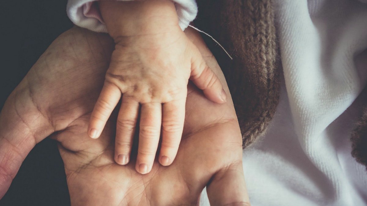 En mamma lär sin son hur samtycke fungerar på ett pedagogiskt och enkelt sätt.