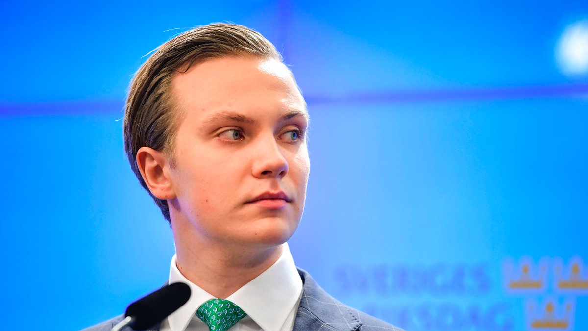 Tobias Andersson i riksdagens presscenter. 
