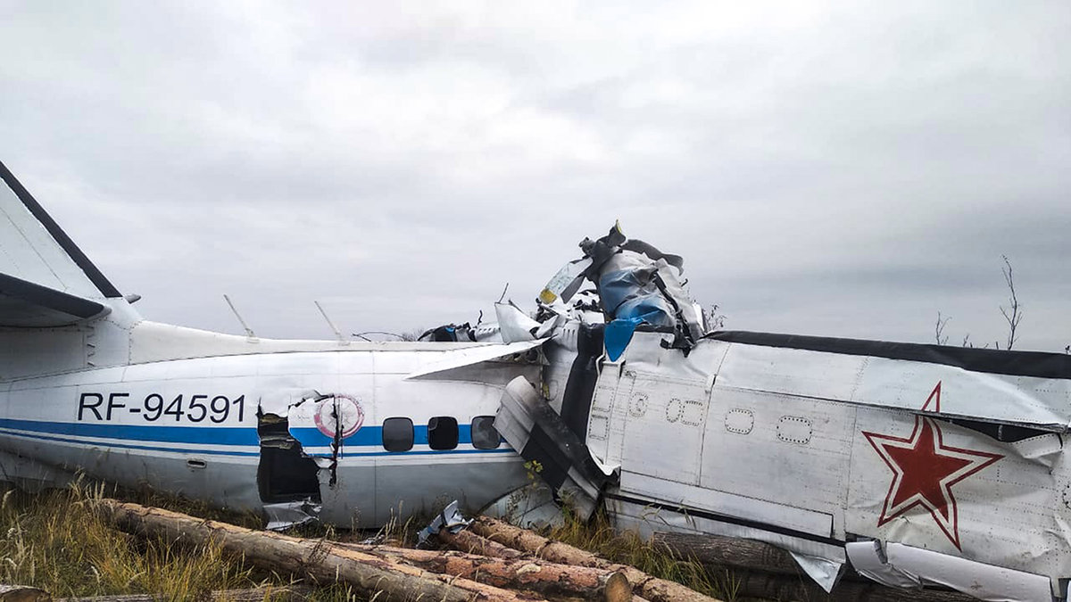 Ett flygplan med fallskärmshoppare kraschade under söndagen.