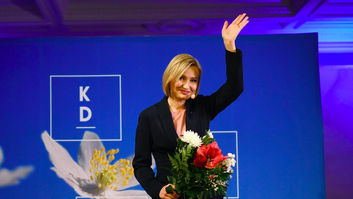Ebba Busch Thor tar emot publikens jubel