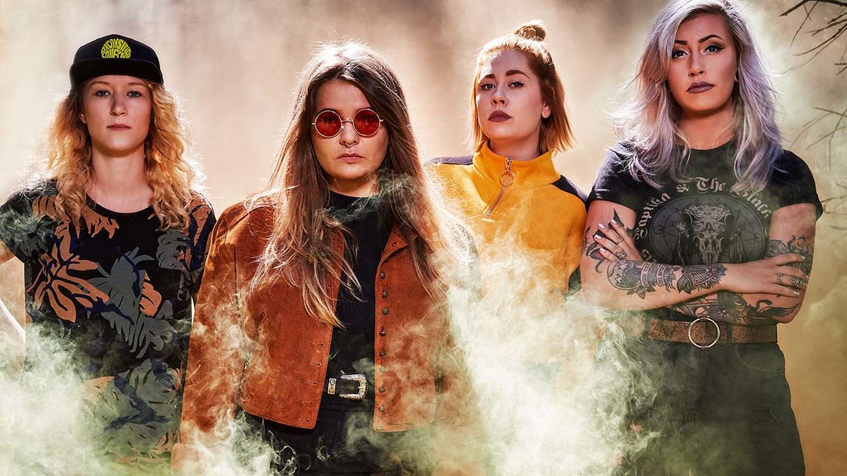 Det här är tjejerna bakom rockgruppen