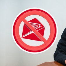 Äldre man vid dator