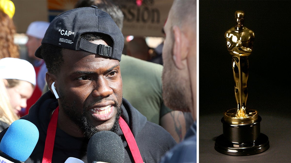 Man i keps pratar i mikrofoner, en staty i guld