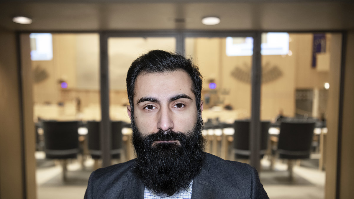 Hanif Bali drog in över två miljoner kronor i en Swish-insamling, för att hjälpa den utsatta kvinnan.
