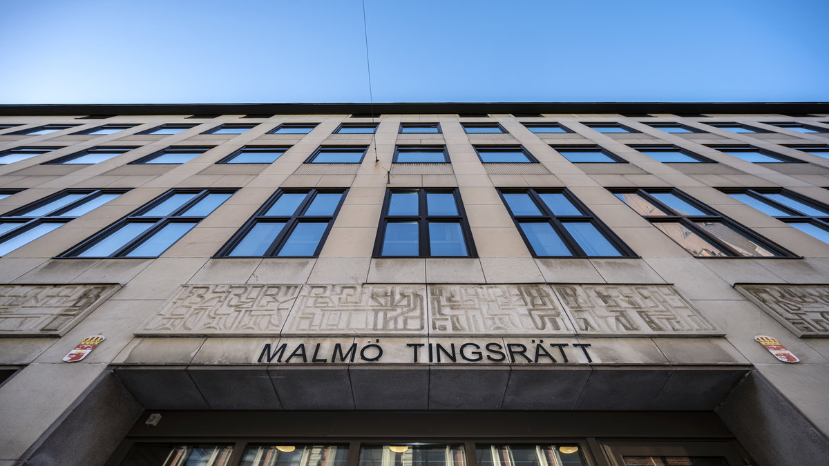 Mannen nekar till brott, men tingsrätten valde att tro på flickans berättelse. 