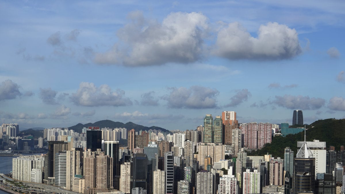 En brand har utbrutit i en skyskrapa i Hongkong.