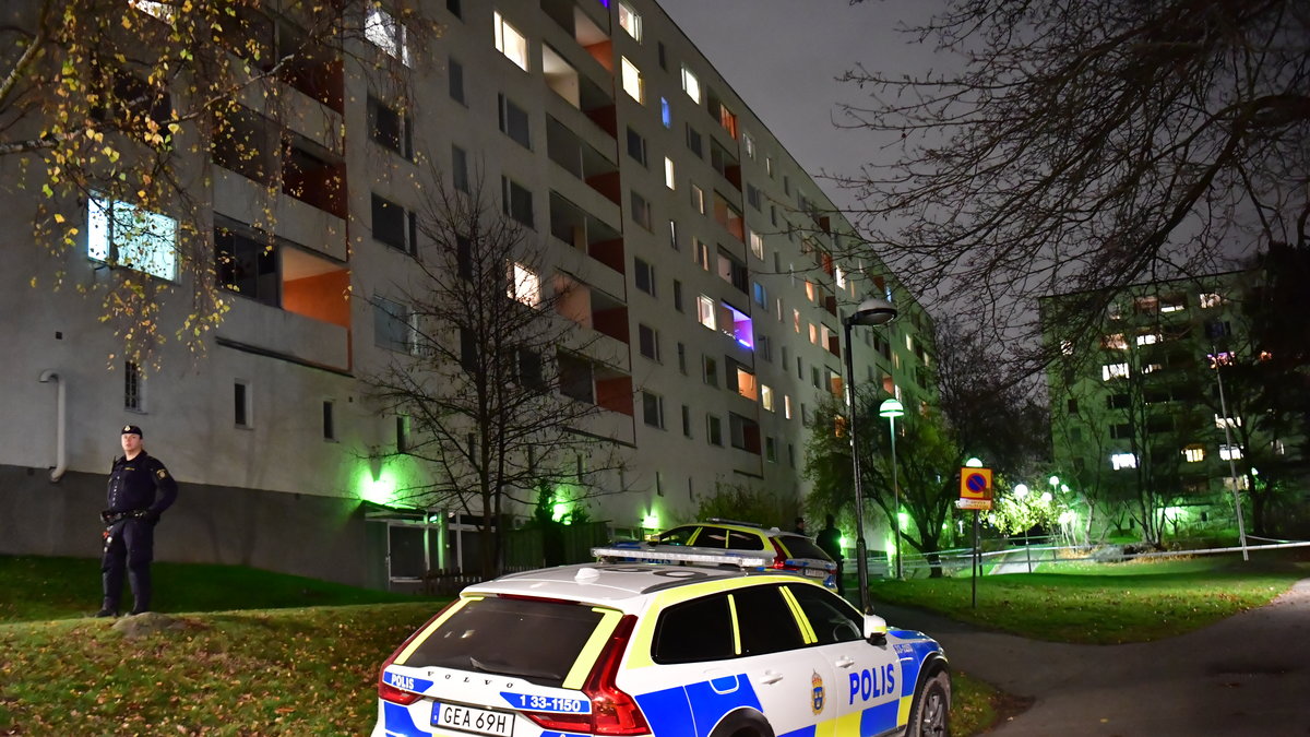 Två barn har hittats allvarligt skadade i Hässelby.