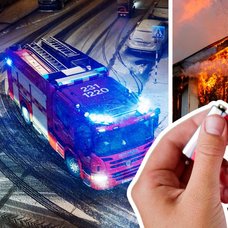 Brandbil med blåljus, brandvarnare och ett hus som brinner