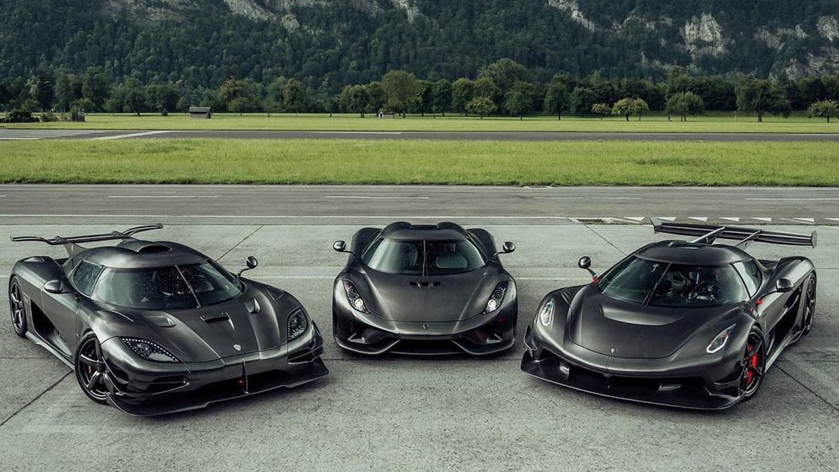 Tre Koenigsegg KNC-bilar