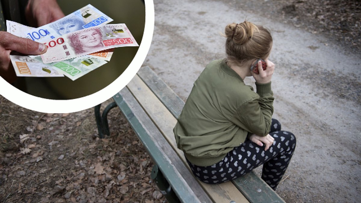 En hand som håller i pengar. En ungdom som sitter på en bänk och pratar i telefon.