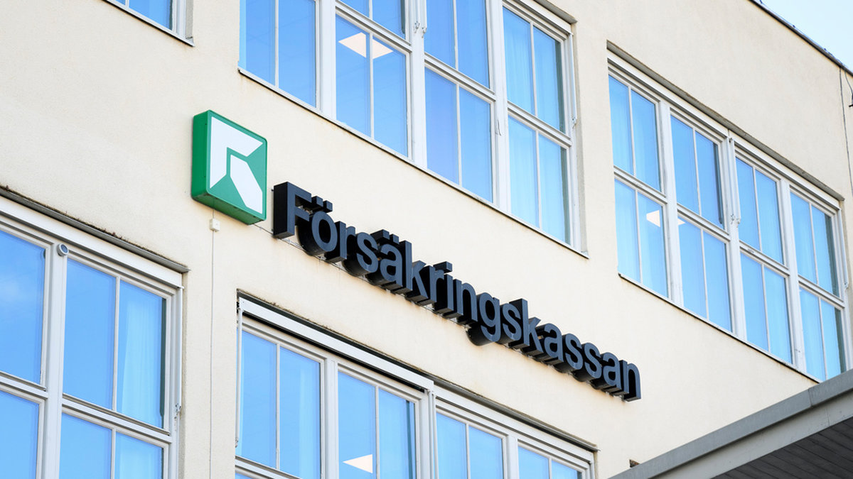 Försäkringskassa-skylt på en byggnad.