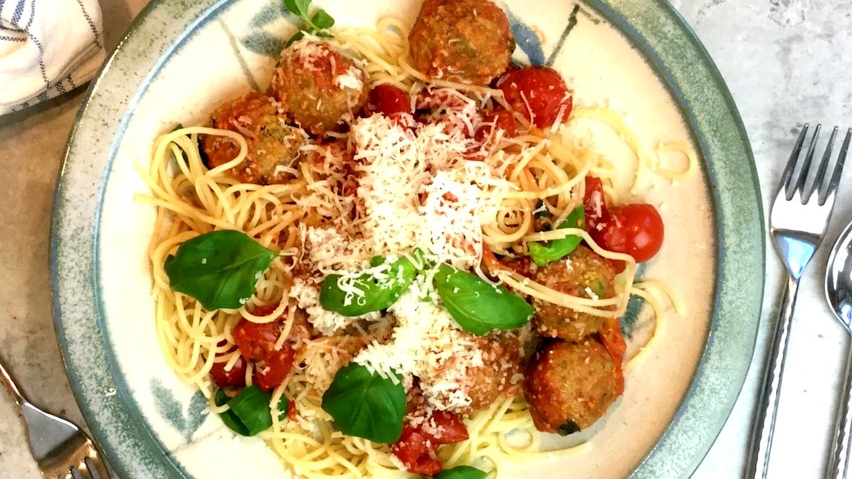 En tallrik med spaghetti och vegetariska köttbullar