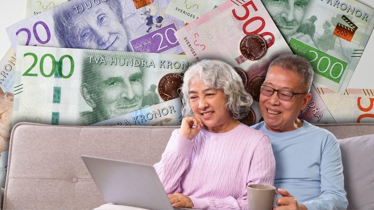 Pengar och ett par i en soffa med dator i knät.