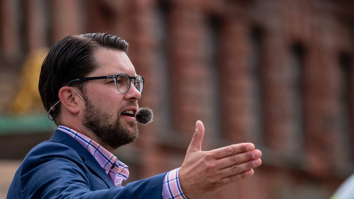Jimmie Åkesson håller tal på ett torg.
