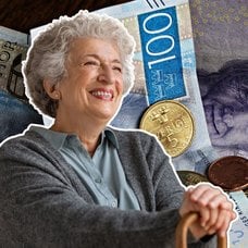 Pengar, champagneglas och en glad kvinna med käpp.