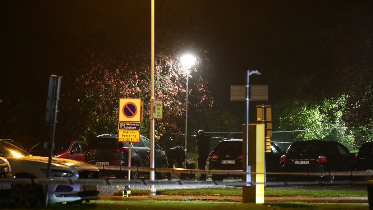 En man i 35-årsåldern har avlidit av skottskador i stadsdelen Lambohov i Linköping.