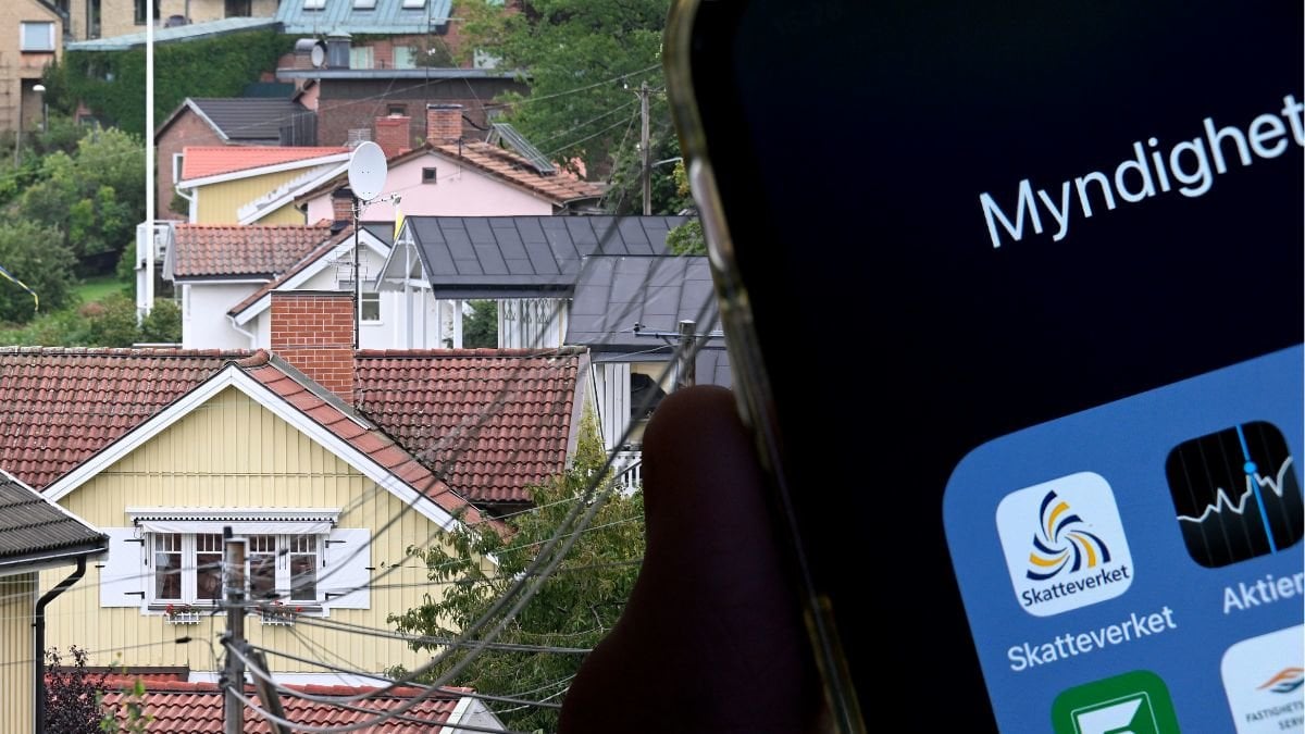 Hus i ett villaområde och en mobil med appar, exempelvis Skatteverket.
