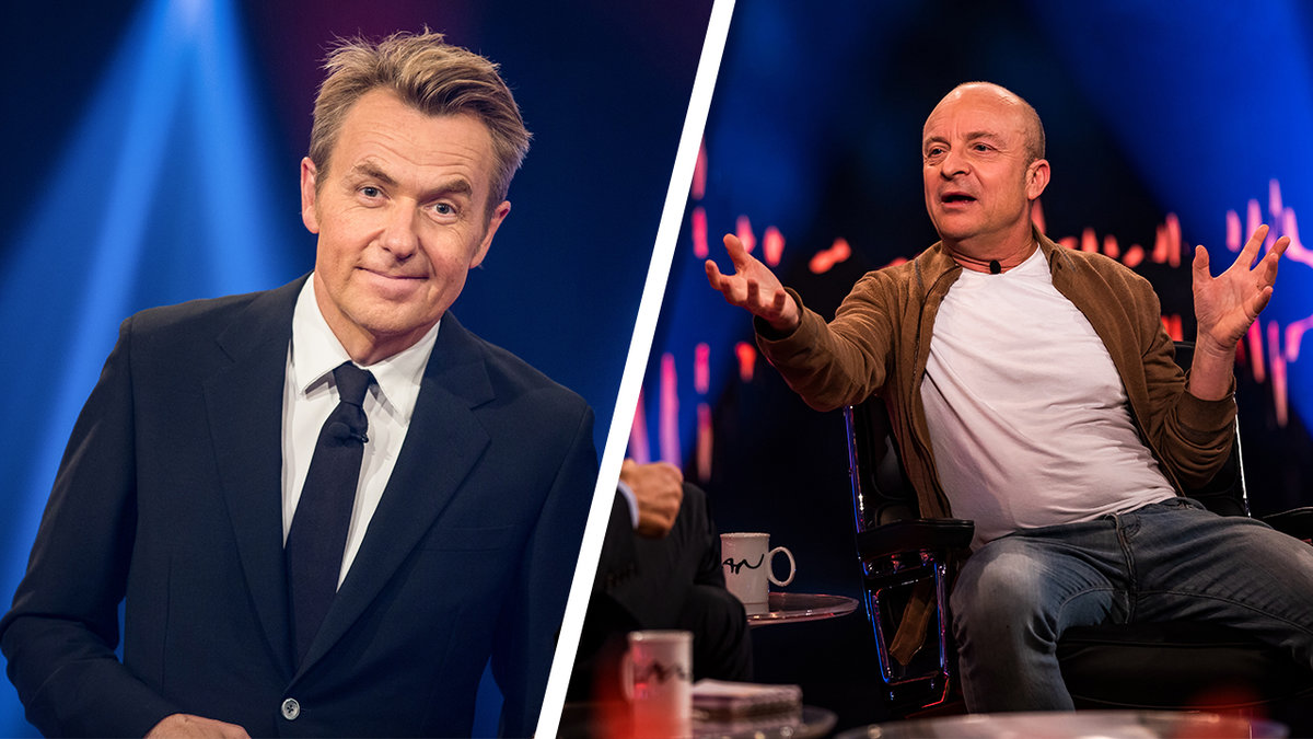 en blond man i mörk kostym, en rakad man i brun jacka och vit t-shirt gestikulerar med händerna