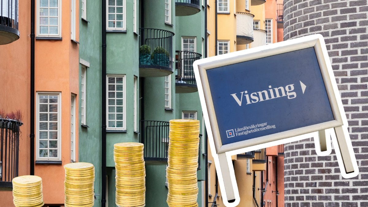 Lägenheter i bakgrunden. En Visning-skylt höger. Mynthögar vänster.