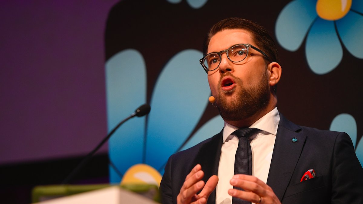 Sverigedemokraternas partiledare Jimmie Åkesson i talarstolen.