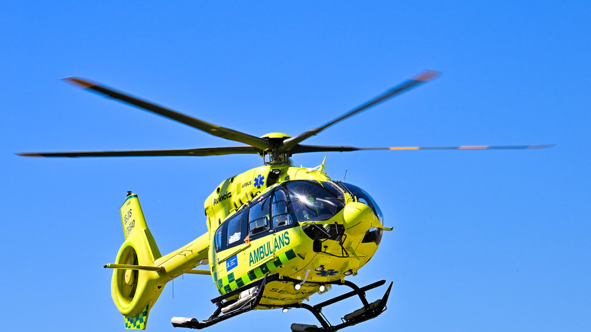 Ambulanshelikopter i himlen.