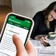 Kvinna med räkningar och kalkylator. En man som har händerna över ansiktet och en mobiltelefon med Försäkringskassans app.
