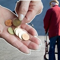 Mynt i en hand och två äldre personer med rollatorer.