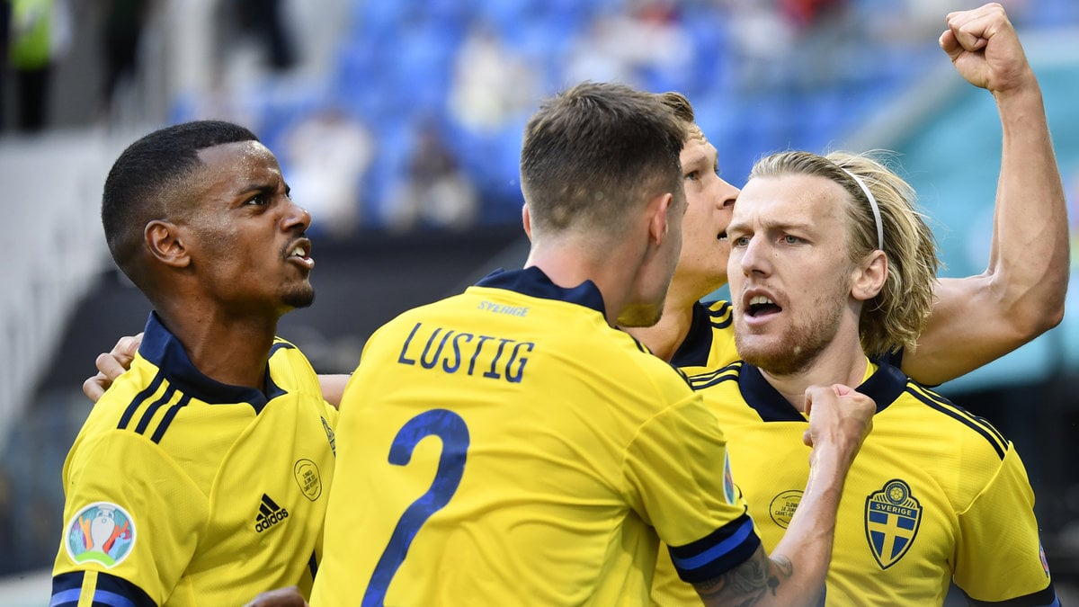 Isak, Lustig och Forsberg jublar efter Sveriges mål.