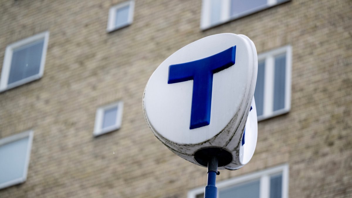 Tubbelbana-stolpe med ett T på sig.