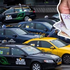 Taxibilar som står och väntar på Arlanda i bakgrunden. Person som håller kontanter utklippt höger.