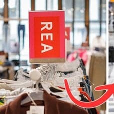 Kläder och rea och en tjej med shoppingpåsar.