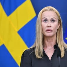 Katja Nyberg under en presskonferens.