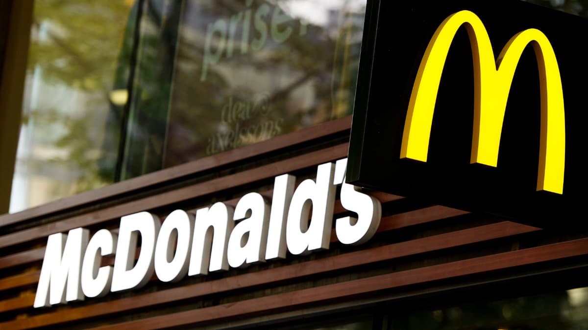 En McDonald's ingång med två McDonald-skyltar.