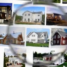 Bostäder, till salu-skylt och två personer som skakar hand.