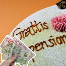 Grattis till pensionen-tårta, en hand med sedlar i och en kvinna som firar.