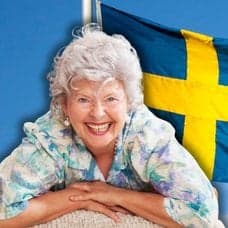 Svenska flaggan, äldre kvinna och pengar i en plånbok.