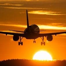 Flygplan och Sveriges utrikesminister Maria Malmer Stenergard.