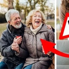 Pensionärpar med kaffe i handen som skrattar till höger. En äldre dam som håller anhörigs hand till höger. Röd pil pekar på paret. Varningskylt utklippt i mitten. 