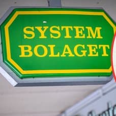 Systembolaget skylt och en korg med öl 