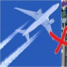 Flygplan och bagage på flygplats.