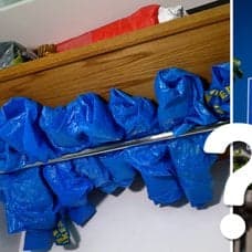 Ikea-påse och ikea-skylt.