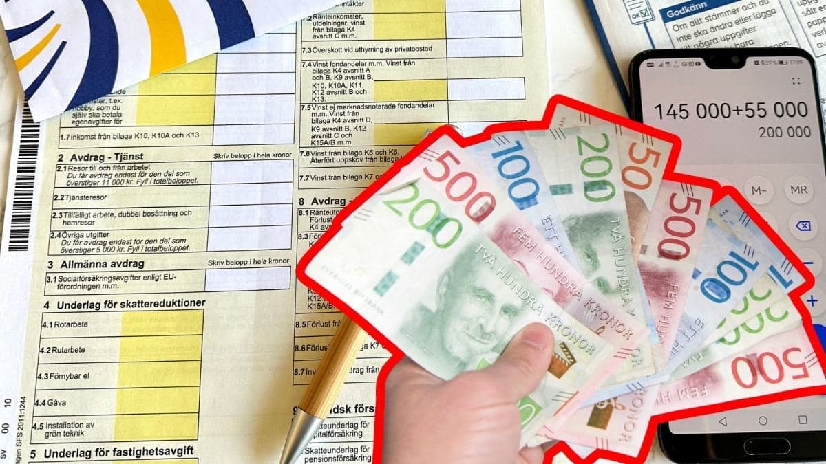 Inkomstdeklaration, blankett och pengar i handen.