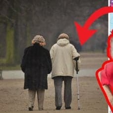 Två äldre personer går på en gata, bild atgen bakifrån till vänster. En världskarta till höger. En utklippt, arg, äldre dam i mitten. En röd pil pekar från kartan till det äldre paret.