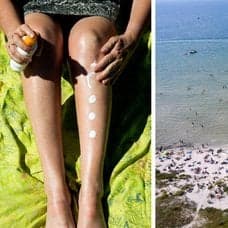 Ben med solkräm på och en strand