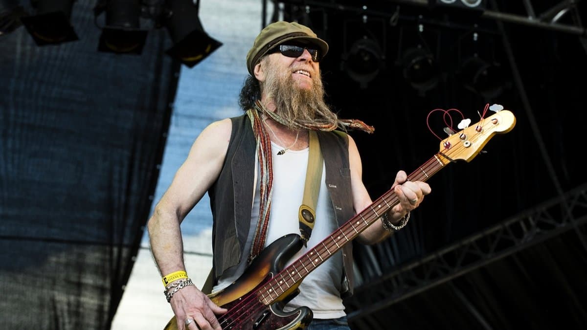 Nikke Ström vid ett framträdande med Nationalteatern 2012 på Sweden Rock