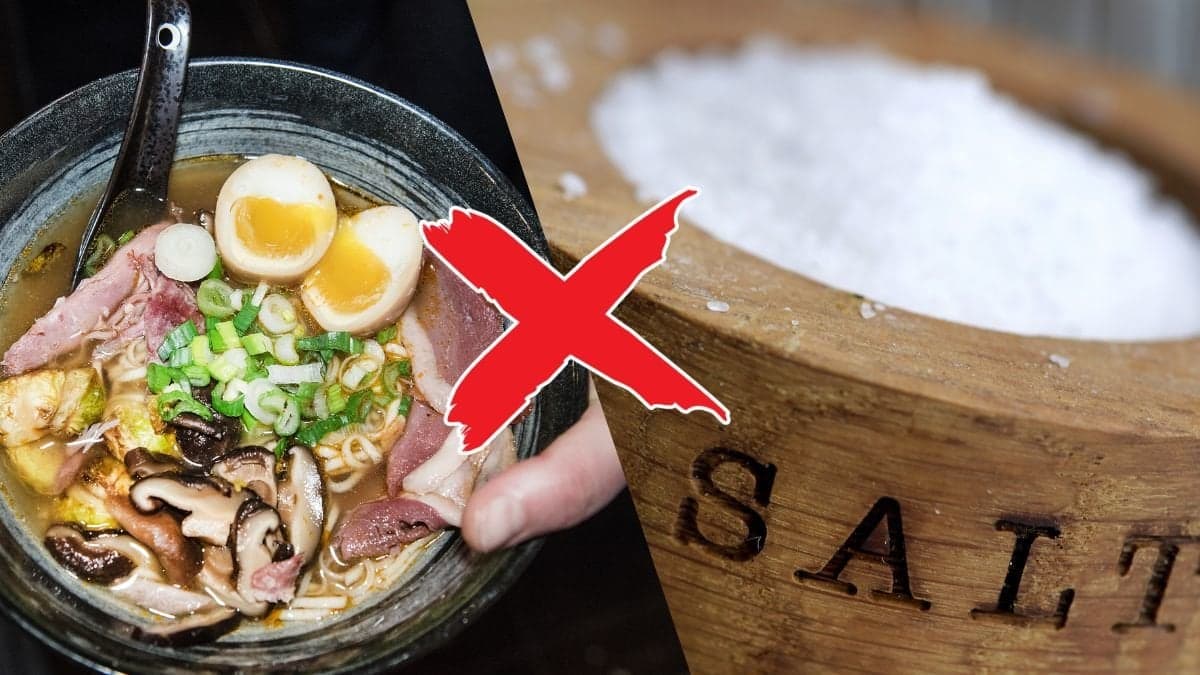 Till vänster syns en skål med ramen. Till höger syns en skål med salt. 