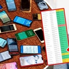 Mobiltelefoner och en äldre man med mobiltelefon