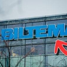 Två Biltema-skyltar.