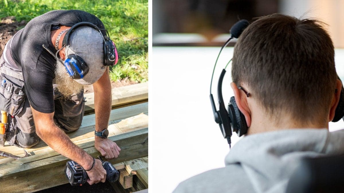 Snickare vänster. Person som jobbar på kontor vid en dator med ett hörlurs-headset på sig, höger.