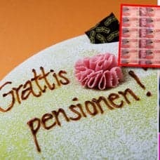 Grattis till pensionen-tårta, pengar och hand med glas.